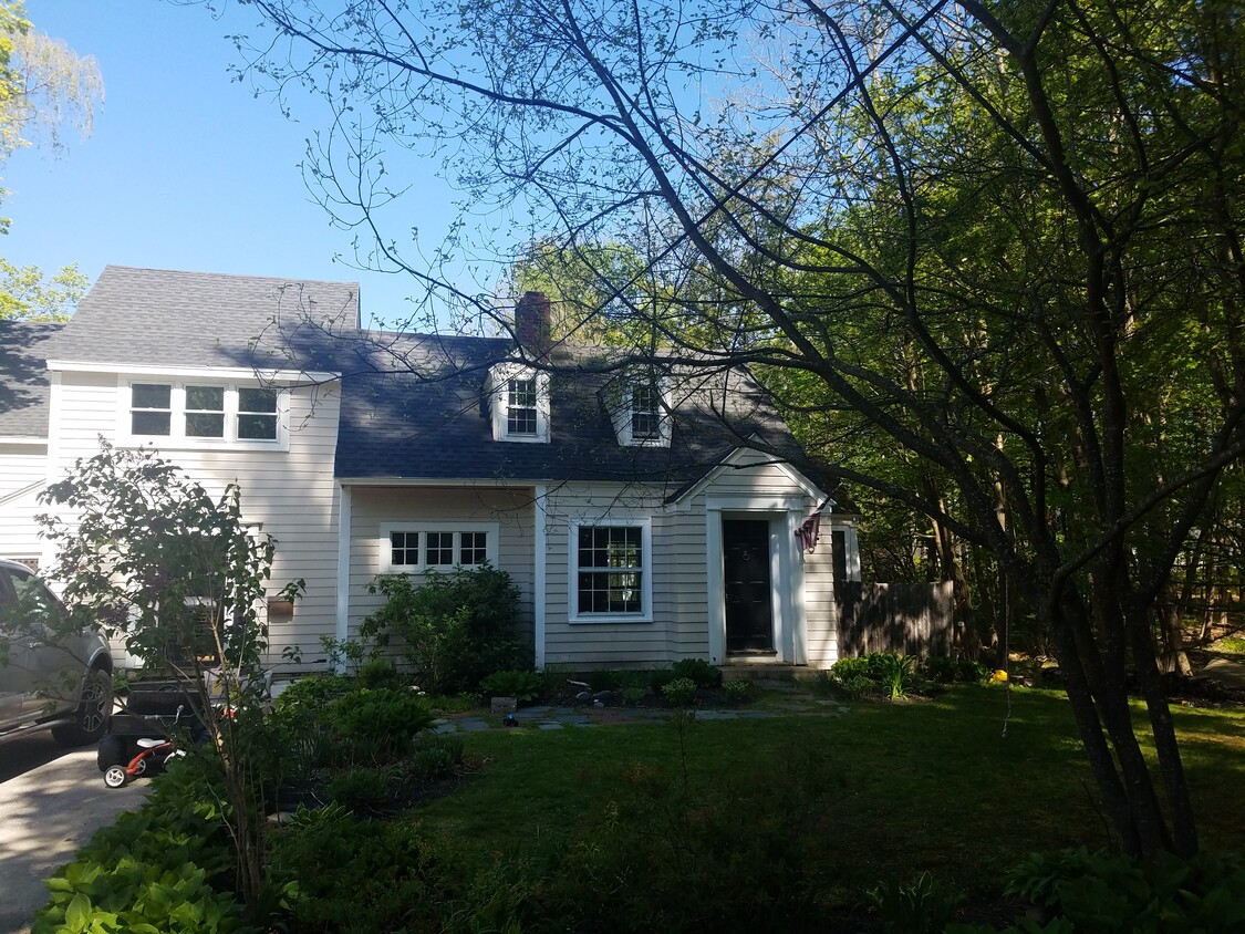 6 Meadow Rd Unit Main House, Durham, NH 03824 Room for Rent in Durham