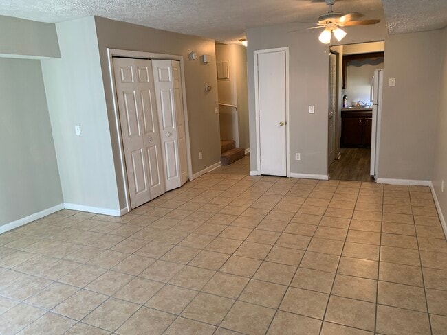 Building Photo - 589 Delzan Plz