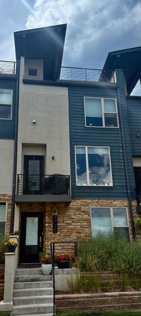 Foto del edificio - Modern 3 bed, 3.5 bath Townhome Blocks fro...