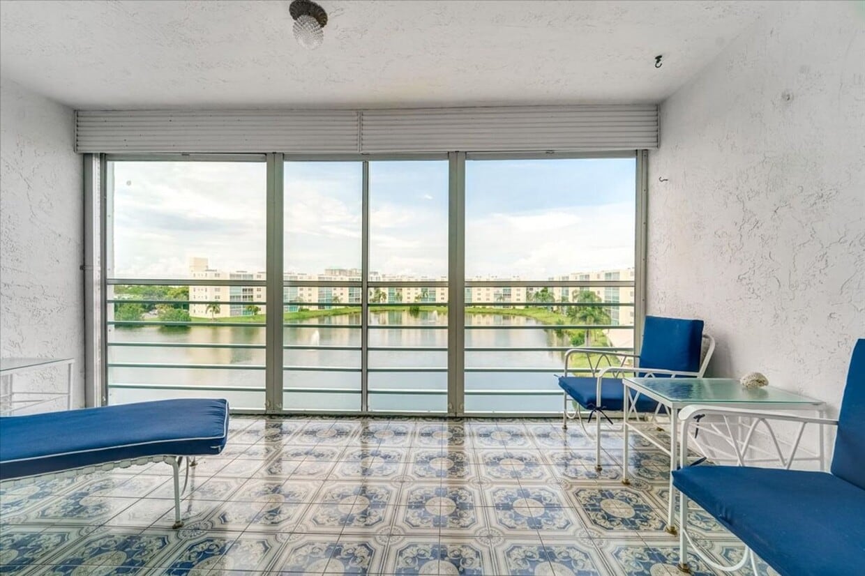 Meadowbrook Lakes View East Condominiums - Dania Beach - Meadowbrook Lakes View East Condominiums - Dania Beach