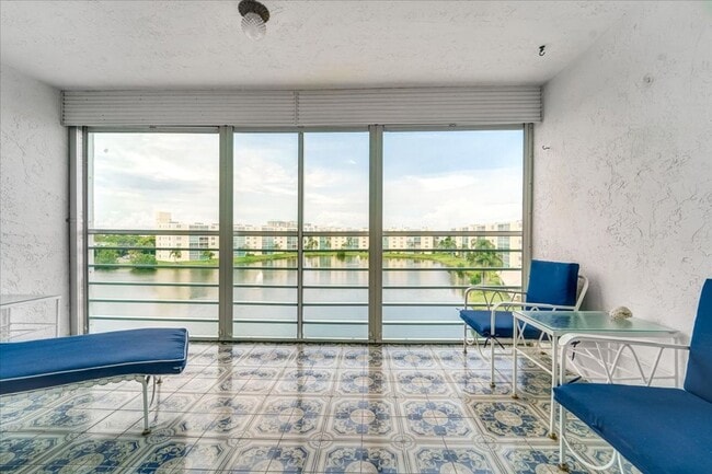 Meadowbrook Lakes View East Condominiums - Dania Beach - Meadowbrook Lakes View East Condominiums - Dania Beach