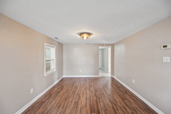 Foto del edificio - CHARMING 3 BEDROOM 1 BATH NEAR LITTLE CREEK & SHORE DR