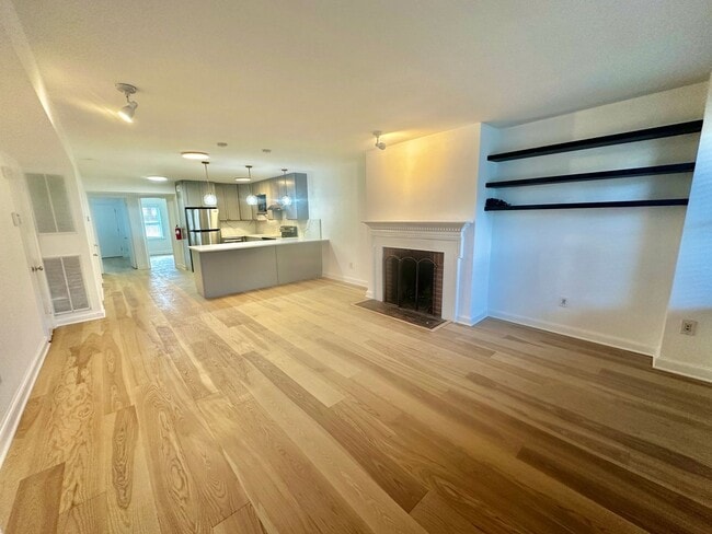 Building Photo - Captivating Capitol Hill Barracks Row Renovated 2 Bedroom Apt w/ Parking & Patio