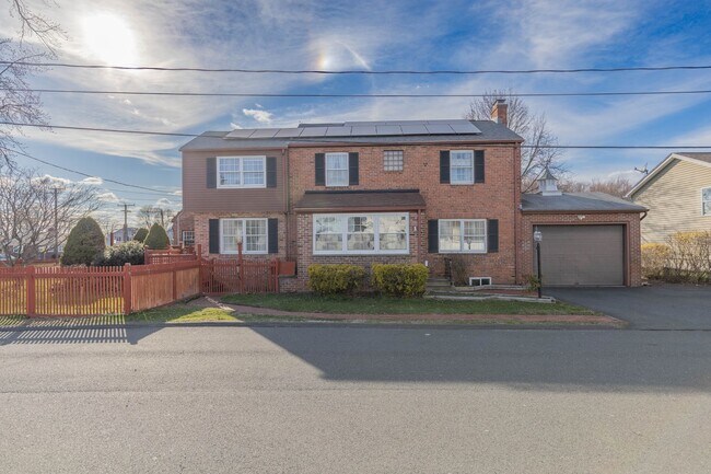Foto del edificio - Spacious 3 Bedroom Colonial