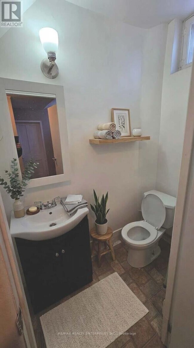 Building Photo - 142 Emerald St S