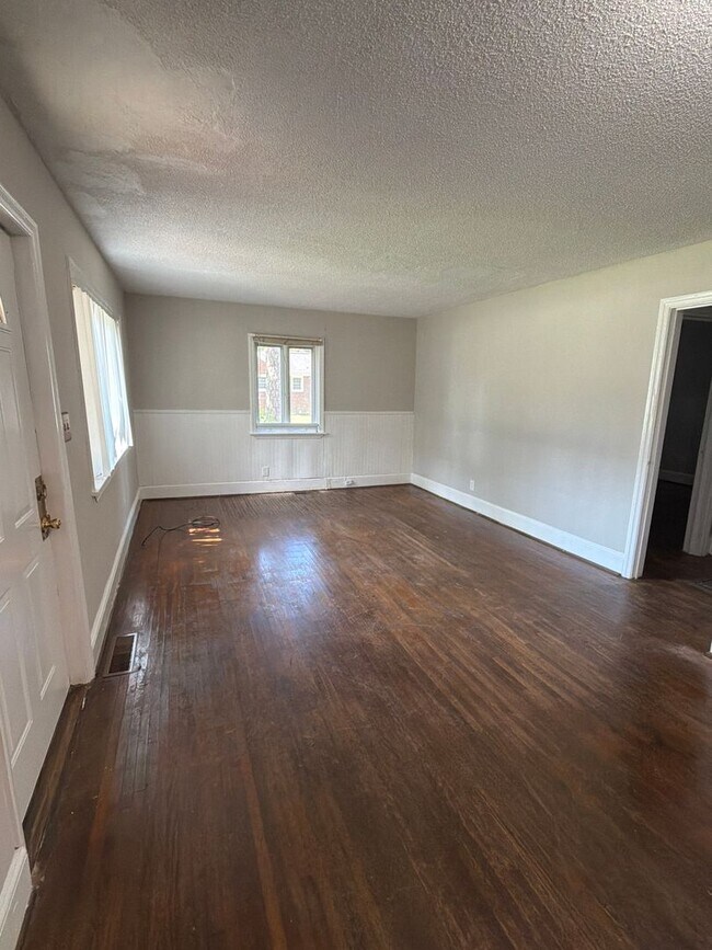 Building Photo - 3526 Eastway Dr
