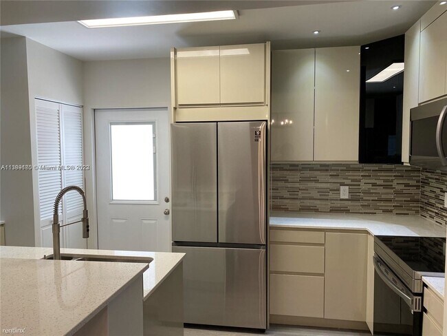 Building Photo - 3 br, 2 bath House - 1747 NE 55th St # 1-2