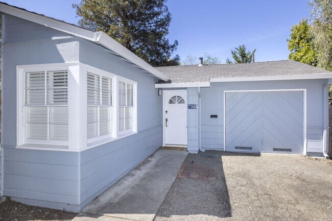 Building Photo - Lovingly Maintained 2 Bed, 1 Bath Home in ...