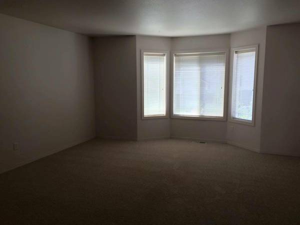 Foto del edificio - New carpet + Paint! 2 bed|2.5 bath + bonus room townhome