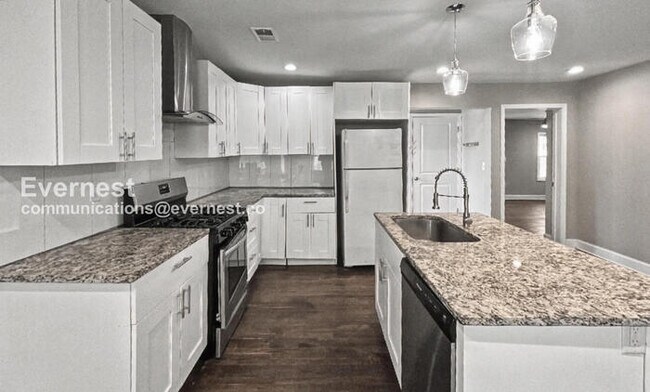 Foto del edificio - 3 Bed/2 Bath Home with In-Unit Laundry / Vouchers Accepted / Available Now!