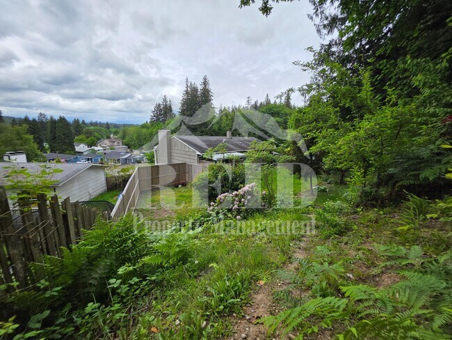 Foto del edificio - Central Kitsap Home with Large Fenced Yard Close to Shopping, Base, & Kitsap Lake