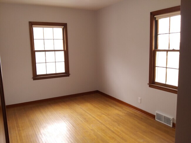 Building Photo - 105 S Lindberg Ave