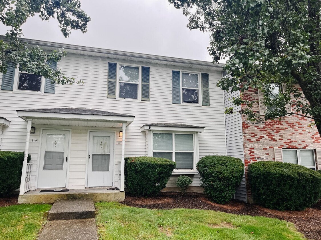 Building Photo - 4 Bedroom, 2 Bath Townhouse