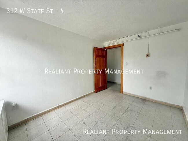 Foto del edificio - 312 W State St