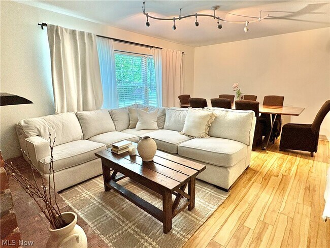 Foto del edificio - 6910 Carriage Hill Dr