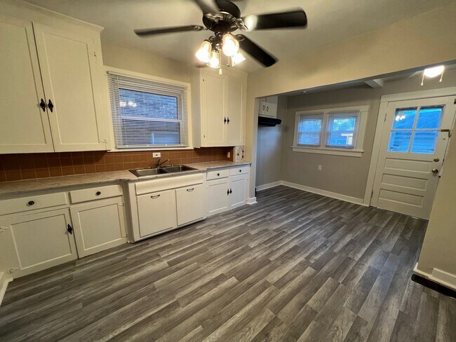 Building Photo - 510 Norman Ave - Spacious 2 Bedroom - 1 Ba...