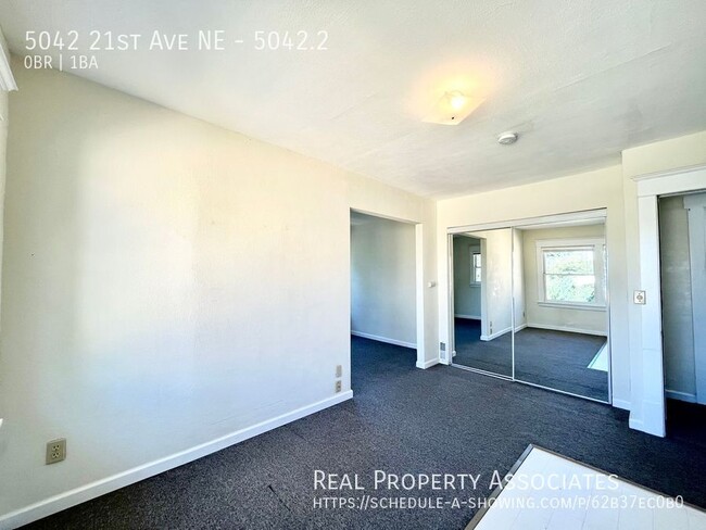 Building Photo - Spacious Studio in Charming Rooming House ...