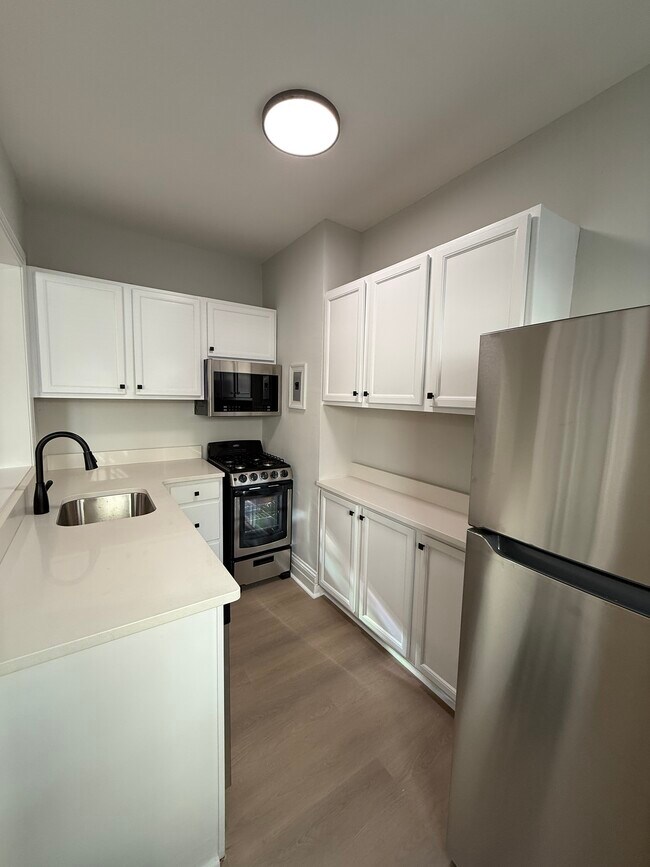 Foto del edificio - 108 Forrest Ave