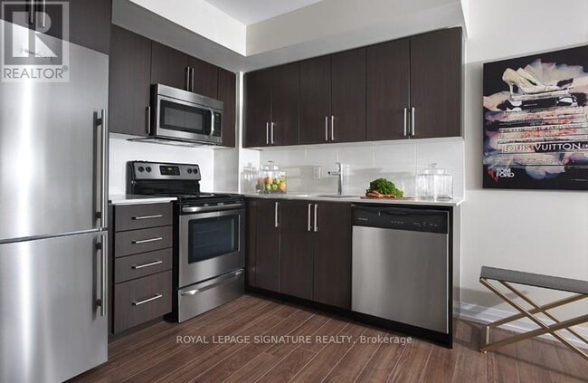 Building Photo - 305 Roehampton Ave