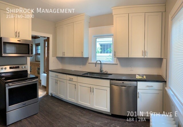 Building Photo - 701 N 19th Ave E