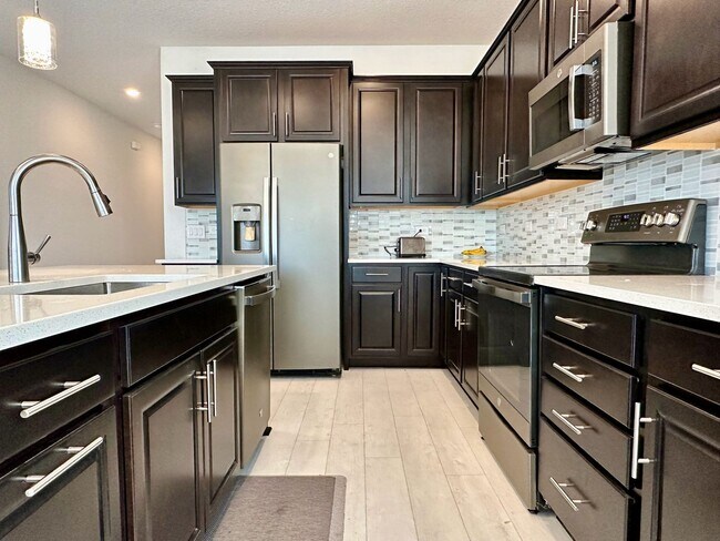Foto del edificio - Two-Story Home Available in Davenport!