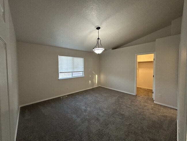 Foto del edificio - 557 N Katsura Ave