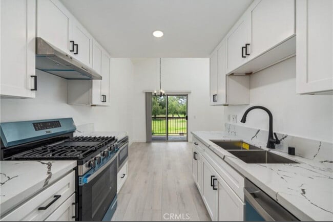Building Photo - 3180 Little Mountain Dr