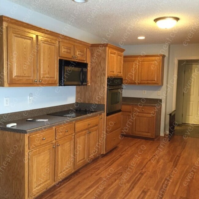Building Photo - 5501 Silver Fox Cir