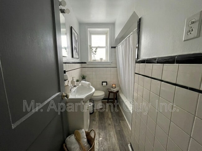 Building Photo - 1454 Barton St E