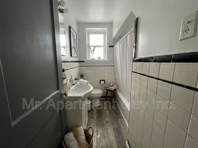 Photo du bâtiment - 1454 Barton St E