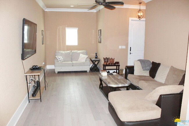 Building Photo - Destin Oaks Townhouse with Community Pool!
