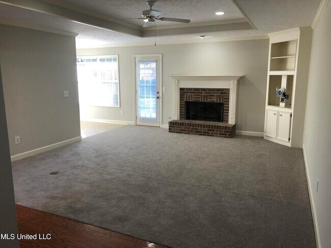 Building Photo - 313 S Place Dr