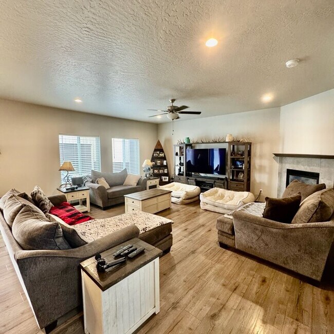 Foto del edificio - Beautiful 4 bedroom home