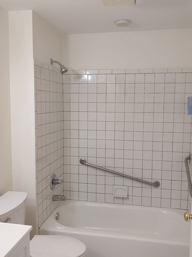 Foto del edificio - Full, Walk-out, Basement Apartment for Rent