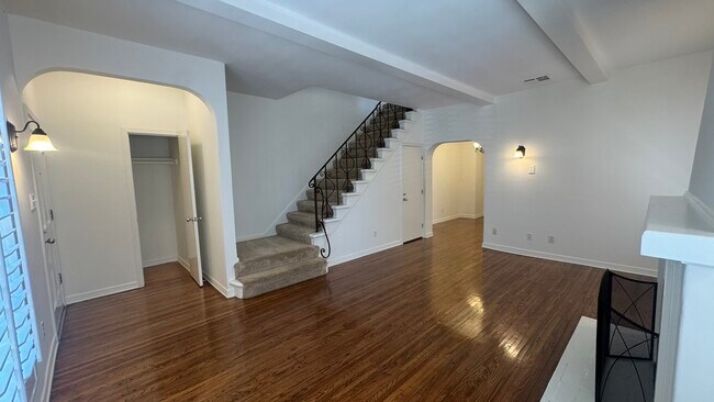 Foto del edificio - 10816 3/4 Lindbrook Dr