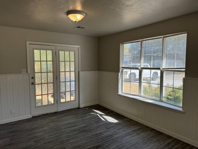 Building Photo - 2 bed 1 bath in Chickasha updates throughout!  250 off your move in by Feb 1st!