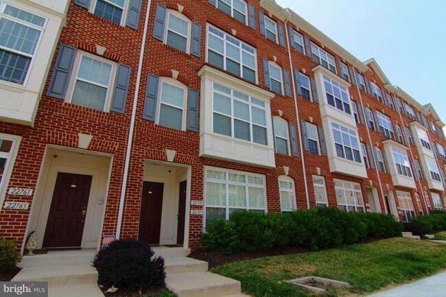 Foto del edificio - Stunning 3-bedroom, 2.5-bath townhome with...