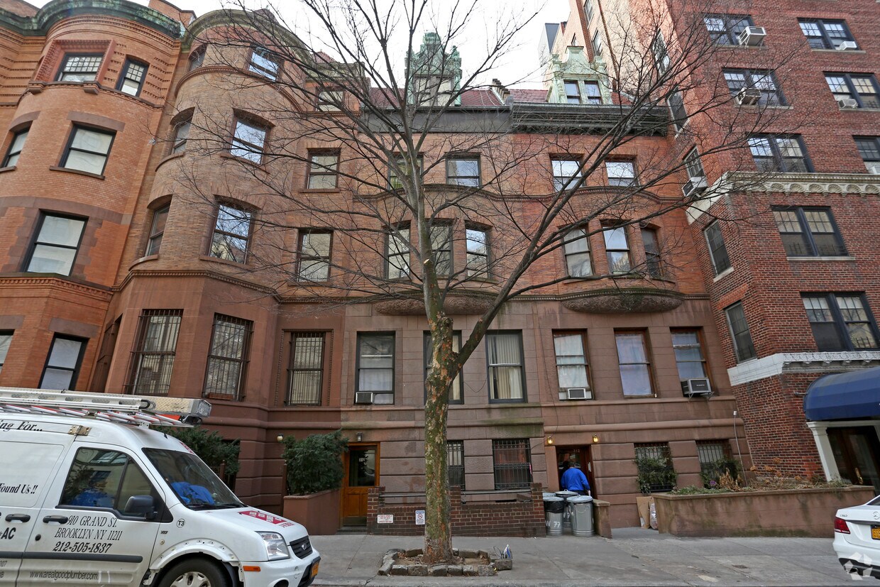 Building Photo - 310 W 77th St