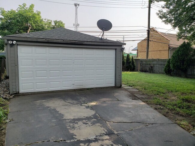 Foto del edificio - 3 bed 1 bath bungalow with garage & fenced...