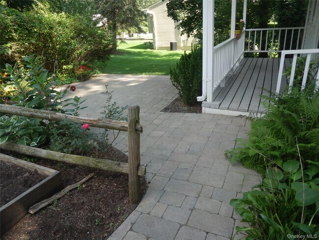 Foto del edificio - 28 Strawtown Rd