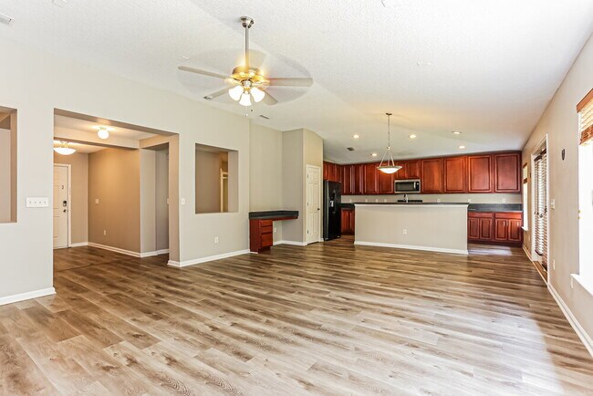 Building Photo - 2230 Brian Lakes Dr E