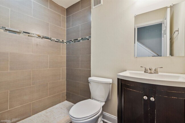 Foto del edificio - 4 br, 3 bath Triplex - 2129 N 17TH ST Unit A