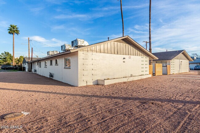 Building Photo - 405 S Priest Dr