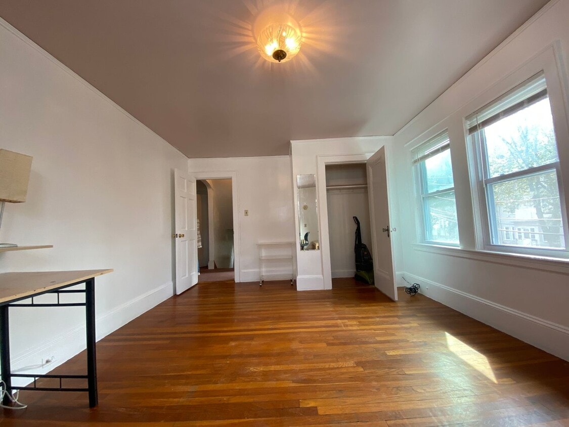 Rent a House! 3 Parking spots included! - Rent a House! 3 Parking spots included!