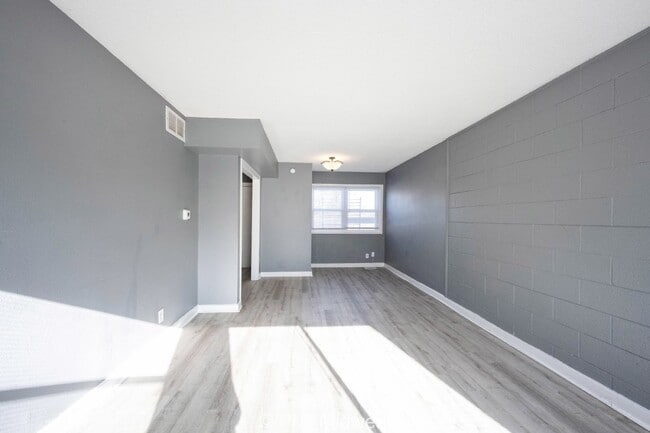 Building Photo - Cozy 2 Bed, 1 Bath Apartment in Indianapol...