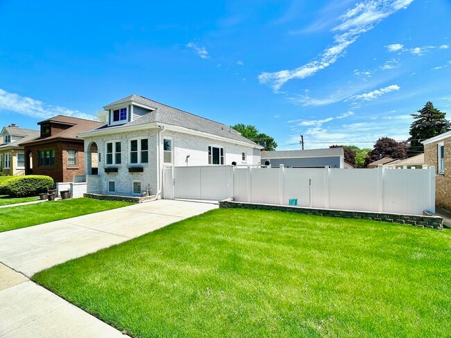 Building Photo - 2559 Elm St