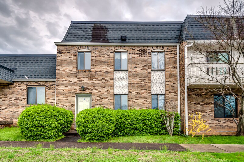 Primary Photo - 204 Lake Chateau Dr