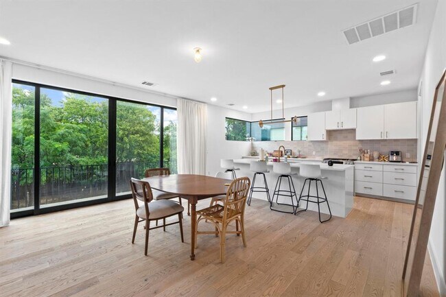 Foto del edificio - 3406 E 17th St