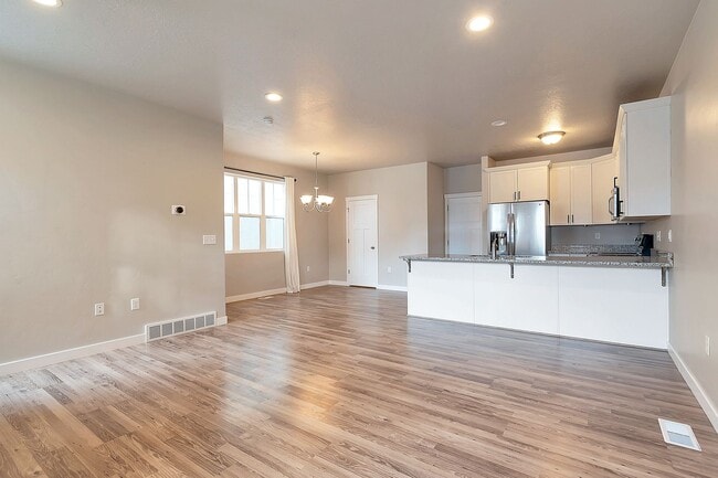 Photo - 3 Bed 2.5 Bath Townhome in Bluffdale