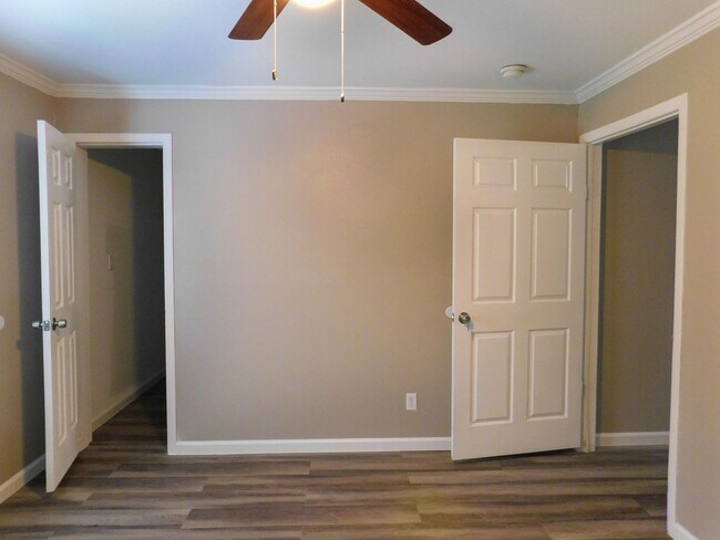 Building Photo - 107 Varsity Dr